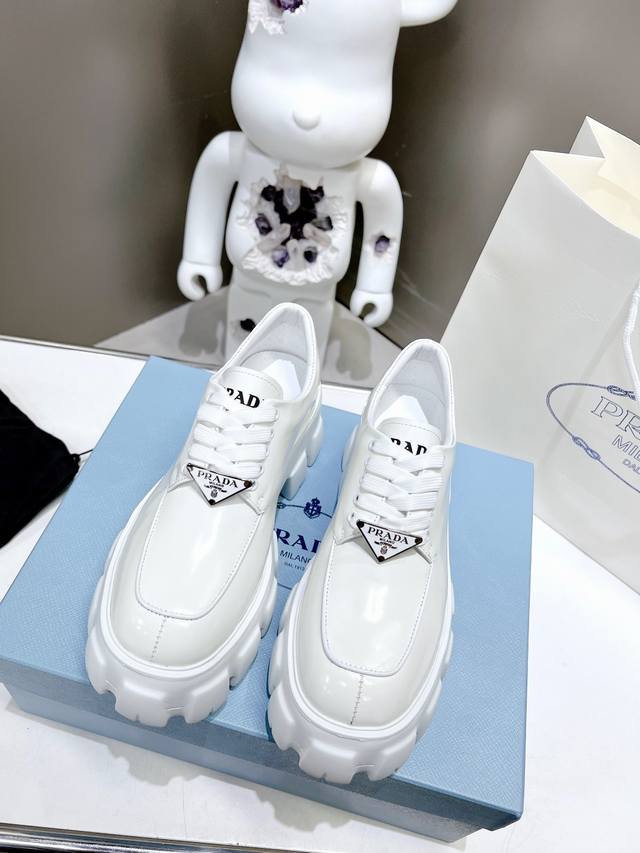 出厂价P ，最高版本 普拉达新款黑色开边珠小牛皮+牛皮垫脚厚底休闲小皮鞋，刘雯众多网红上脚，Prad这款松糕厚底鞋今年非常爆，穿上 增高 休闲两不失误，清爽的表