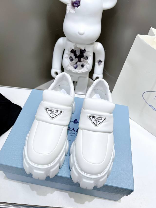 出厂价P ，最高版本 普拉达新款黑色超软头层小牛皮厚底休闲小皮鞋，刘雯众多网红上脚，Prad这款松糕厚底鞋今年非常爆，穿上 增高 休闲两不失误，清爽的表现足以表