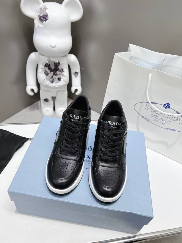 出厂价P ，Prada . 22普拉达新品实力来袭！时髦百搭小红书推荐Nice单品，意大利专柜代购原版鞋开发. 1比1照足原味复刻！今年的主题就是不被定义 通过