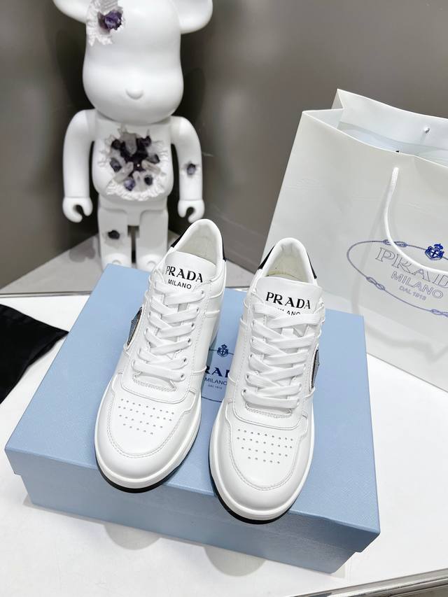 出厂价P ，Prada . 22普拉达新品实力来袭！时髦百搭小红书推荐Nice单品，意大利专柜代购原版鞋开发. 1比1照足原味复刻！今年的主题就是不被定义 通过