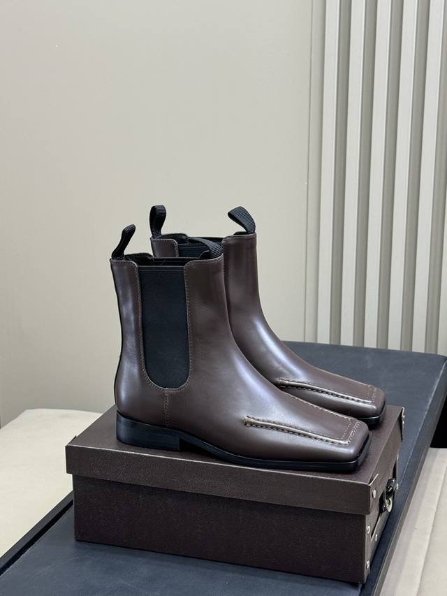 短靴 长靴 代购级Alaia阿莱2025秋冬新款方头粗跟短靴 高靴 这双鞋上脚的瞬间就把气场拿捏了，王炸组合直接把气场焊在脚上皮质看得见的光泽度，超正版型，舒适