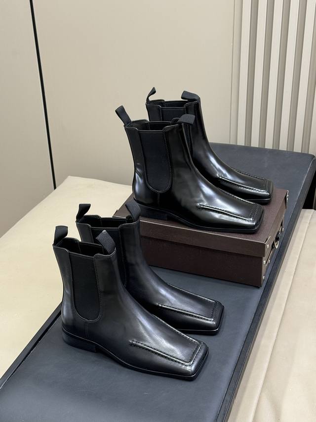 短靴 长靴 代购级Alaia阿莱2025秋冬新款方头粗跟短靴 高靴 这双鞋上脚的瞬间就把气场拿捏了，王炸组合直接把气场焊在脚上皮质看得见的光泽度，超正版型，舒适