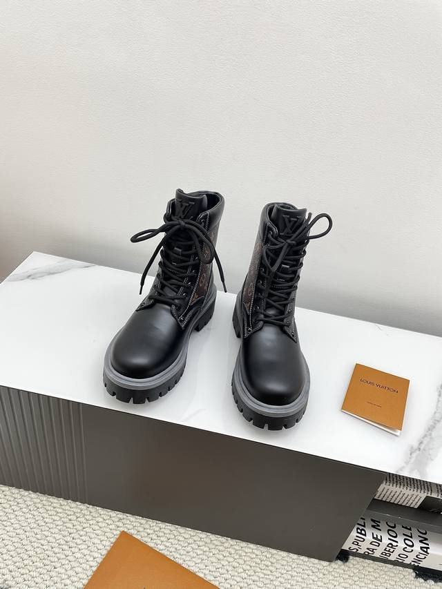 情侣款 Lv秋冬新款增高厚底系带短靴老花及踝靴 鞋面:原版定制进口头层牛皮 内里: 原版定制皮里 大底: 原版开模防滑橡胶材质 底厚: 4.5Cm Size: