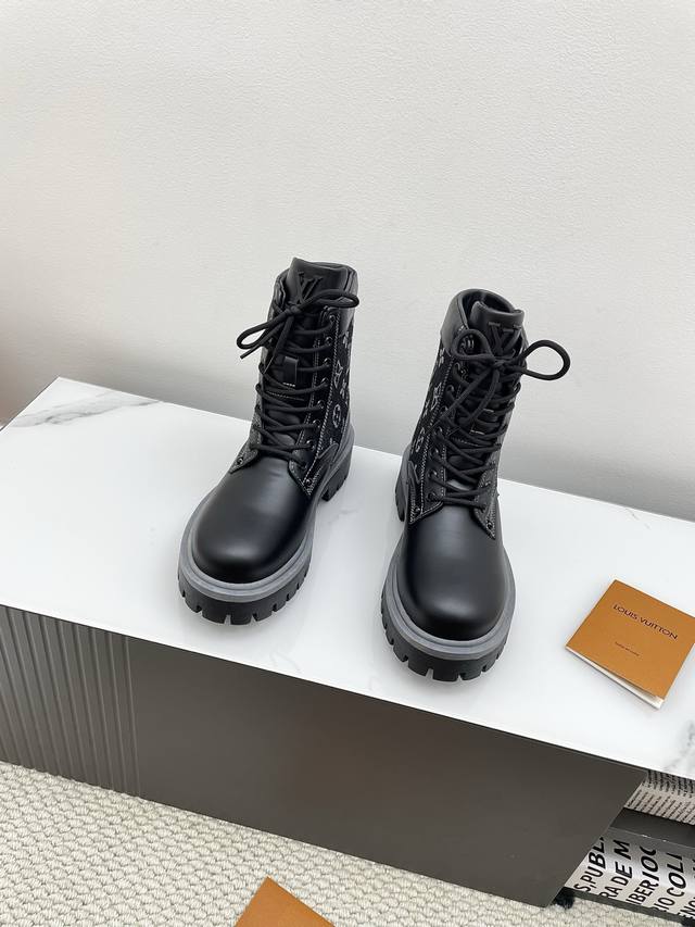 情侣款 Lv秋冬新款增高厚底系带短靴老花及踝靴 鞋面:原版定制进口头层牛皮 内里: 原版定制皮里 大底: 原版开模防滑橡胶材质 底厚: 4.5Cm Size: