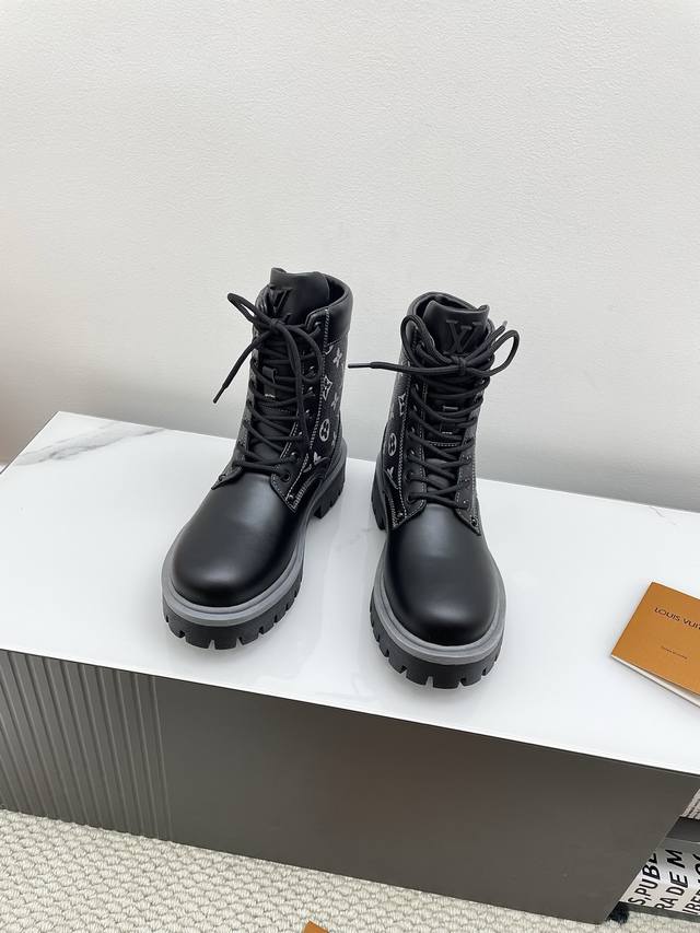 情侣款 Lv秋冬新款增高厚底系带短靴老花及踝靴 鞋面:原版定制进口头层牛皮 内里: 原版定制皮里 大底: 原版开模防滑橡胶材质 底厚: 4.5Cm Size: