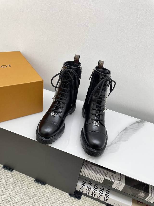 代购级Lv路易威登 L家驴牌District Ranger系列2025秋冬新款系带马丁靴 原版购入开发 做货 本款 District Ranger 及踝靴承载军