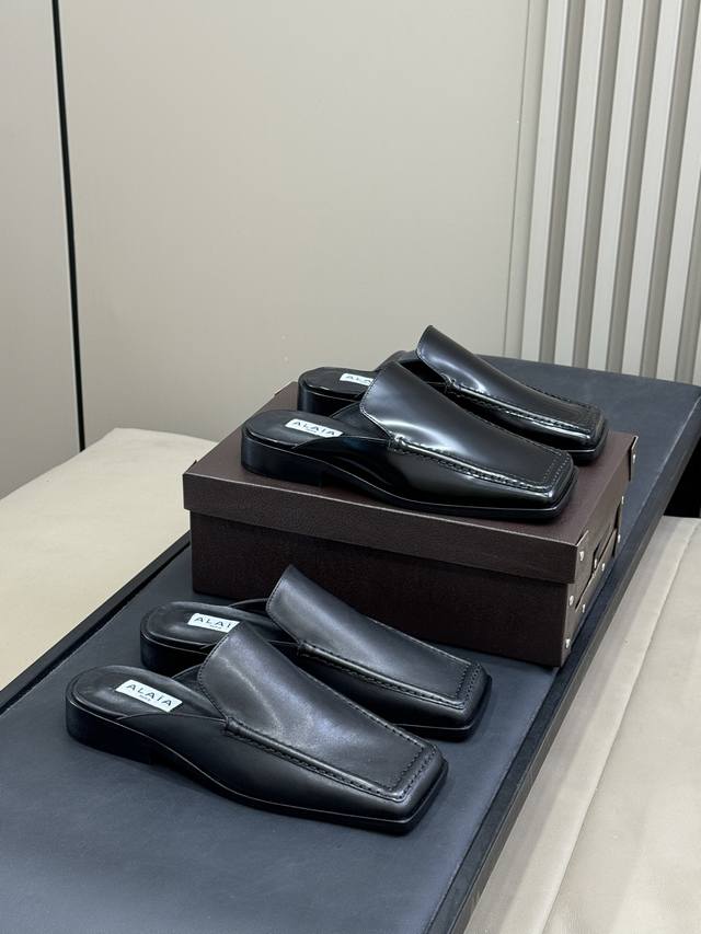 单鞋 半拖 代购级Alaia阿莱2025秋冬新款方头单鞋 半拖 这双鞋上脚的瞬间就把气场拿捏了，王炸组合直接把气场焊在脚上皮质看得见的光泽度，超正版型，舒适与塑