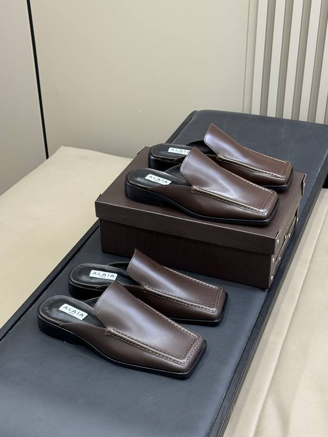 单鞋 半拖 代购级Alaia阿莱2025秋冬新款方头单鞋 半拖 这双鞋上脚的瞬间就把气场拿捏了，王炸组合直接把气场焊在脚上皮质看得见的光泽度，超正版型，舒适与塑
