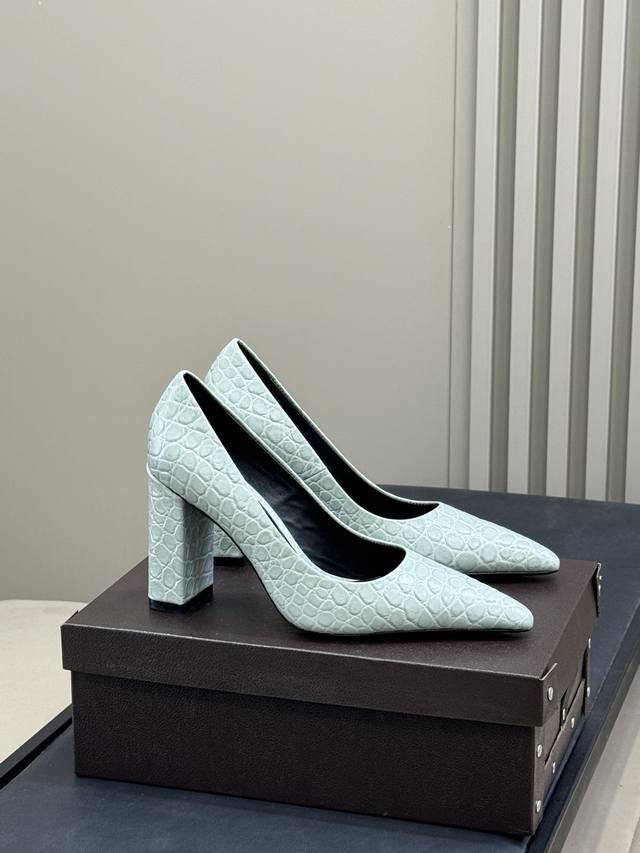 代购级Alaia阿莱2025新款粗跟尖头单鞋 鞋面:小牛皮搭配压印鳄鱼纹，更显质感 跟高:9Cm 鞋底 :意大利进口牛皮底！ Size :35-41 40 41