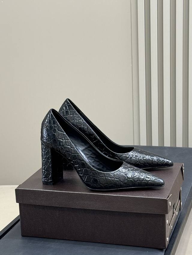 代购级Alaia阿莱2025新款粗跟尖头单鞋 鞋面:小牛皮搭配压印鳄鱼纹，更显质感 跟高:9Cm 鞋底 :意大利进口牛皮底！ Size :35-41 40 41