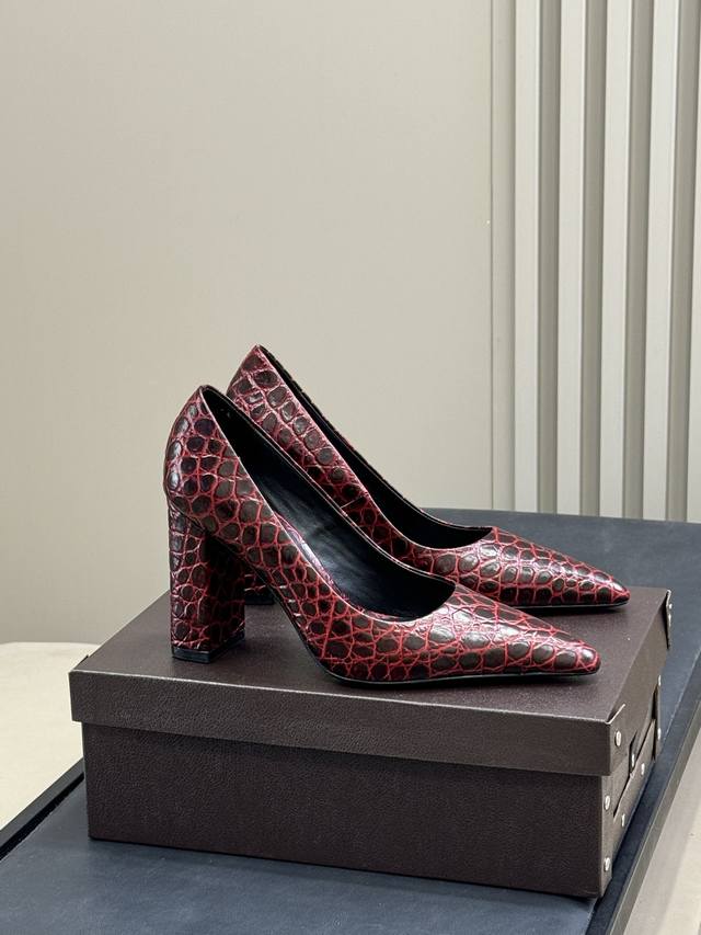 代购级Alaia阿莱2025新款粗跟尖头单鞋 鞋面:小牛皮搭配压印鳄鱼纹，更显质感 跟高:9Cm 鞋底 :意大利进口牛皮底！ Size :35-41 40 41