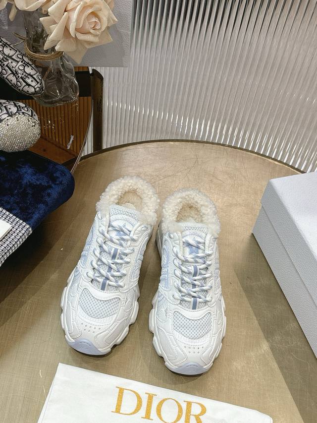最新爆款 明星款2025主推爆品 全新发售的迪奥 Dior Chrono 新款休闲运动鞋跑鞋老爹鞋 真的酷毙了，未来感十足真的好飒！再次演绎了迪奥酷时尚的理念，