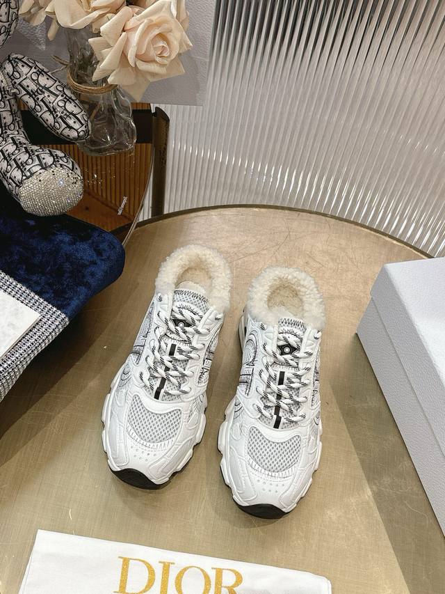 最新爆款 明星款2025主推爆品 全新发售的迪奥 Dior Chrono 新款休闲运动鞋跑鞋老爹鞋 真的酷毙了，未来感十足真的好飒！再次演绎了迪奥酷时尚的理念，