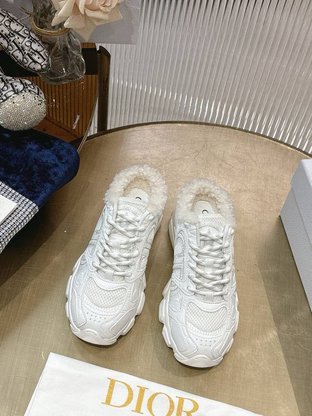 最新爆款 明星款2025主推爆品 全新发售的迪奥 Dior Chrono 新款休闲运动鞋跑鞋老爹鞋 真的酷毙了，未来感十足真的好飒！再次演绎了迪奥酷时尚的理念，