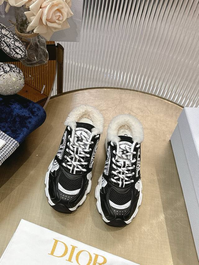 最新爆款 明星款2025主推爆品 全新发售的迪奥 Dior Chrono 新款休闲运动鞋跑鞋老爹鞋 真的酷毙了，未来感十足真的好飒！再次演绎了迪奥酷时尚的理念，