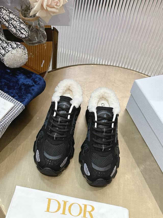 最新爆款 明星款2025主推爆品 全新发售的迪奥 Dior Chrono 新款休闲运动鞋跑鞋老爹鞋 真的酷毙了，未来感十足真的好飒！再次演绎了迪奥酷时尚的理念，