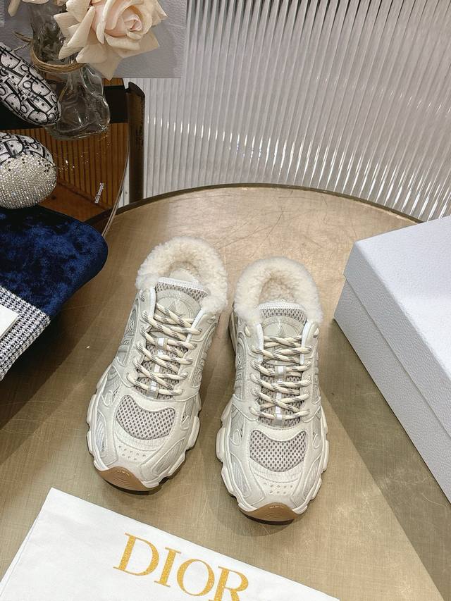 最新爆款 明星款2025主推爆品 全新发售的迪奥 Dior Chrono 新款休闲运动鞋跑鞋老爹鞋 真的酷毙了，未来感十足真的好飒！再次演绎了迪奥酷时尚的理念，