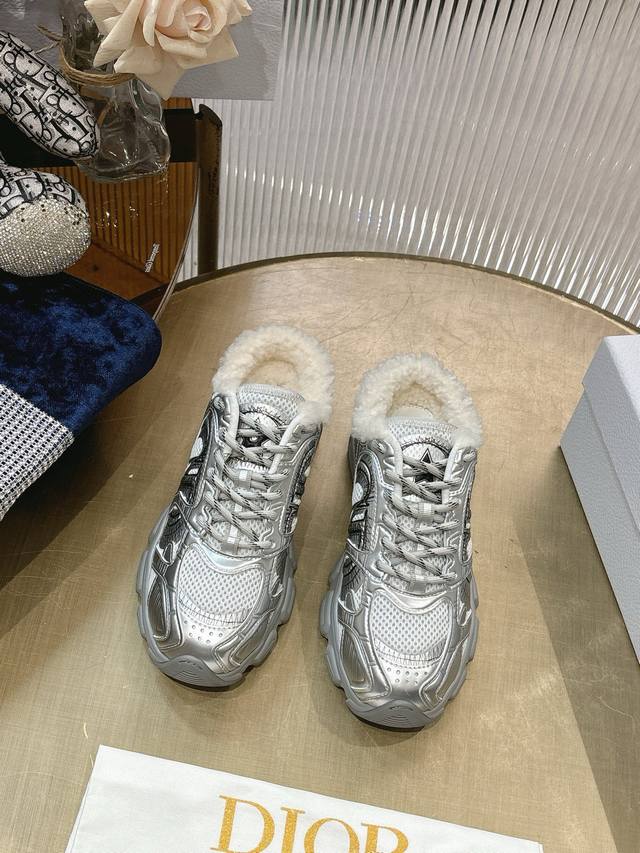 最新爆款 明星款2025主推爆品 全新发售的迪奥 Dior Chrono 新款休闲运动鞋跑鞋老爹鞋 真的酷毙了，未来感十足真的好飒！再次演绎了迪奥酷时尚的理念，