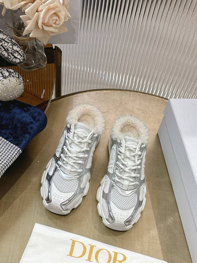 最新爆款 明星款2025主推爆品 全新发售的迪奥 Dior Chrono 新款休闲运动鞋跑鞋老爹鞋 真的酷毙了，未来感十足真的好飒！再次演绎了迪奥酷时尚的理念，