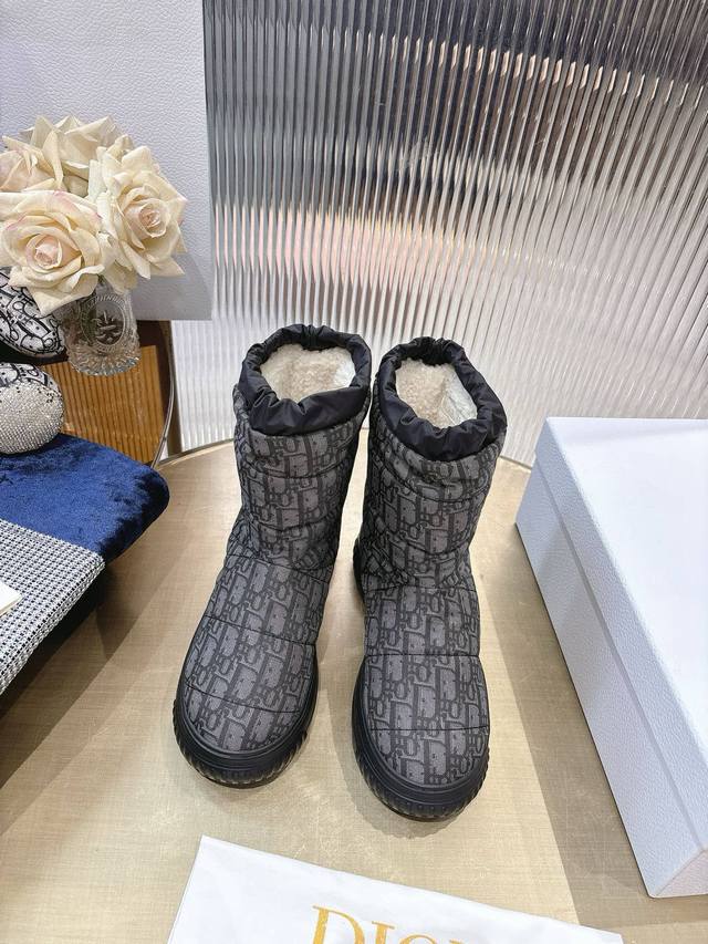 Di*Or 2025秋冬新款Frost 及踝靴 雪地靴 融入高订风格，全新演绎滑雪造型。黑色绗缝效果尼龙鞋面饰以藤格纹图案，搭配同色调皮毛一体里料，抽绳设计可调