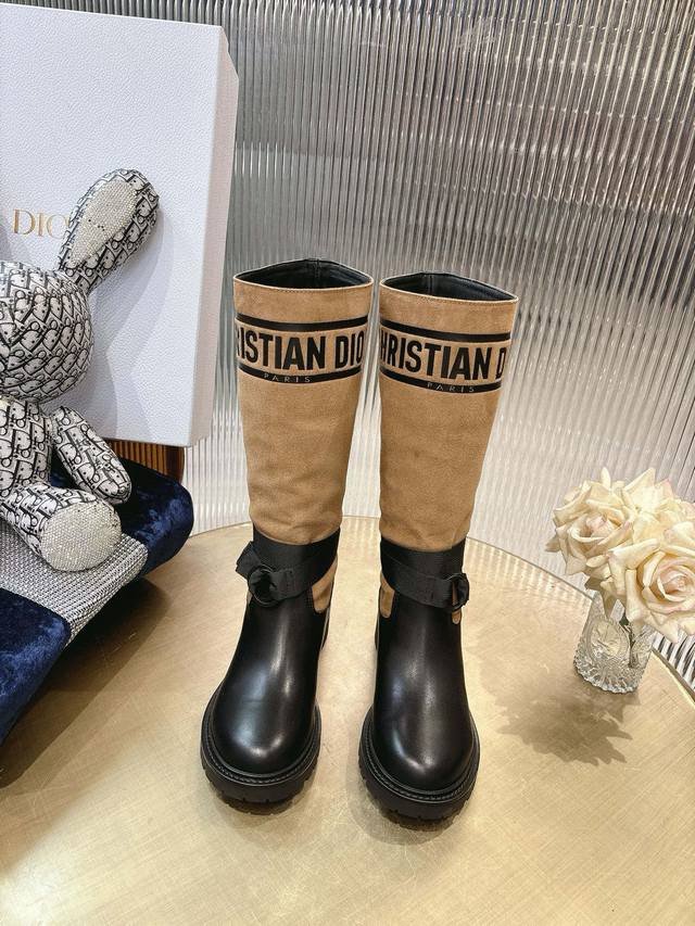 皮里 毛里 顶级版本Dior-Major刺绣骑士靴 帅气靴子采用别具一格的设计元素打造醒目的外观 采用黑色科技面料和牛皮革打造，可轻松穿脱。从 Dior Boo