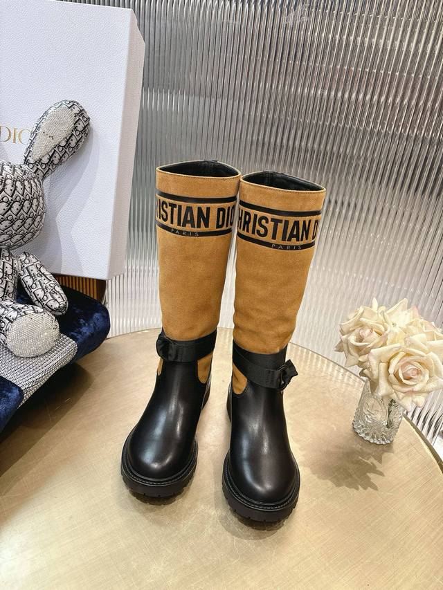 皮里 毛里 顶级版本Dior-Major刺绣骑士靴 帅气靴子采用别具一格的设计元素打造醒目的外观 采用黑色科技面料和牛皮革打造，可轻松穿脱。从 Dior Boo