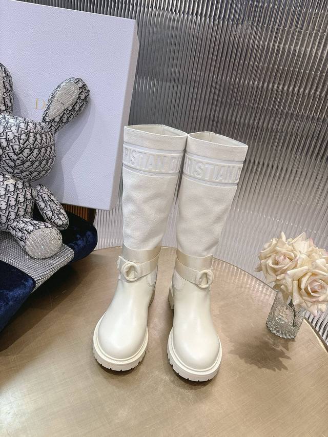 皮里 毛里 顶级版本Dior-Major刺绣骑士靴 帅气靴子采用别具一格的设计元素打造醒目的外观 采用黑色科技面料和牛皮革打造，可轻松穿脱。从 Dior Boo