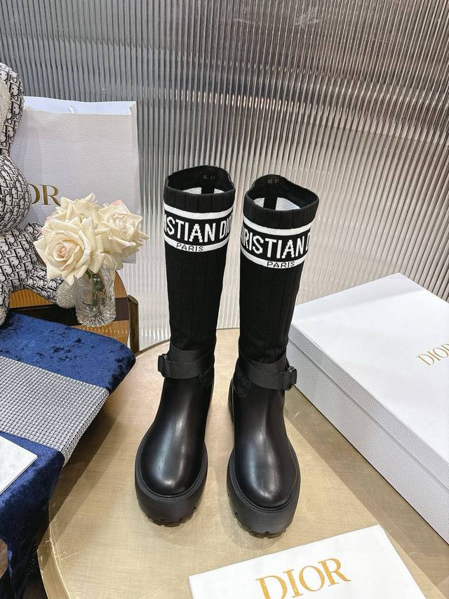 Dior2025秋冬靴复古工装靴 一脚蹬弹力袜子靴 好穿好看又帅气 鞋面：进口小牛皮拼接最新进口科技电绣面料 非市面普通飞织面料 垫脚：水染牛皮内里垫脚 非市面