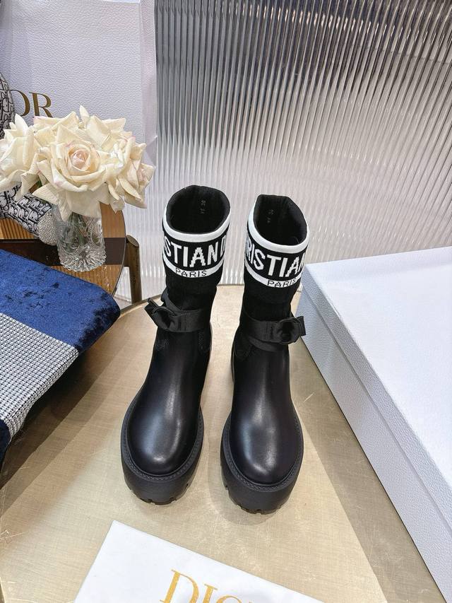 Dior2025秋冬靴复古工装靴 一脚蹬弹力袜子靴 好穿好看又帅气 鞋面：进口小牛皮拼接最新进口科技电绣面料 非市面普通飞织面料 垫脚：水染牛皮内里垫脚 非市面