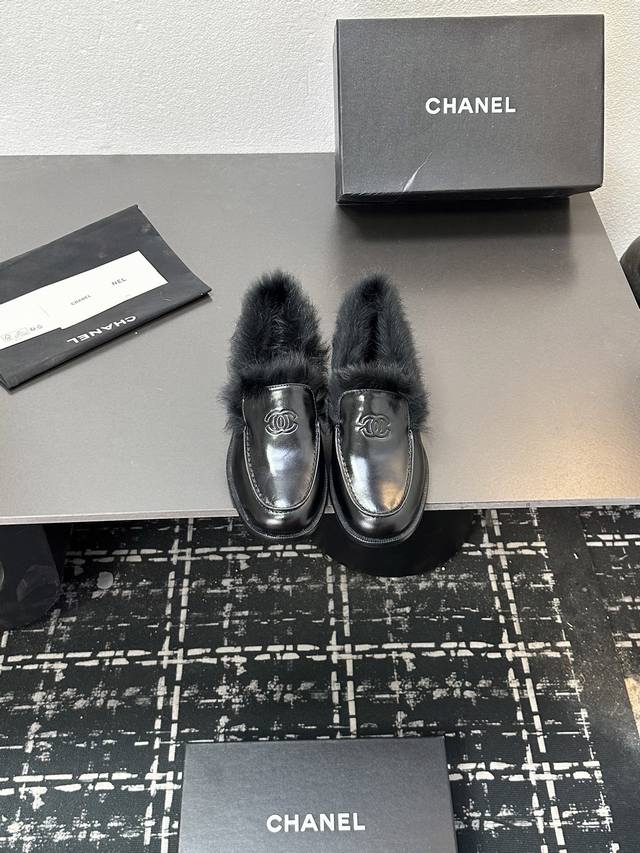 2025小香 本季秋冬季必备单品！！ 香奈儿秋冬重工爆款 小红书力推款，怎么搭配都好看，时髦精必备，香奈儿女士钟爱简约又难以抗拒系搭配展现与众不同的穿搭风格、自