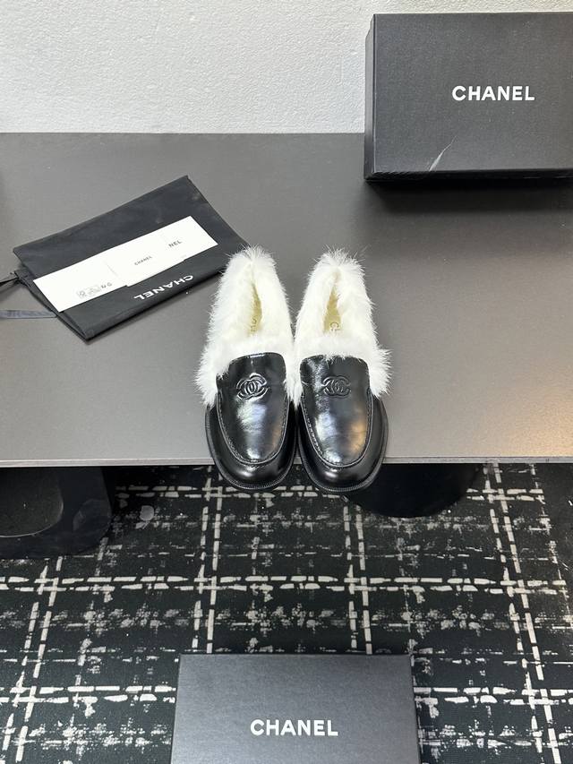 2025小香 本季秋冬季必备单品！！ 香奈儿秋冬重工爆款 小红书力推款，怎么搭配都好看，时髦精必备，香奈儿女士钟爱简约又难以抗拒系搭配展现与众不同的穿搭风格、自