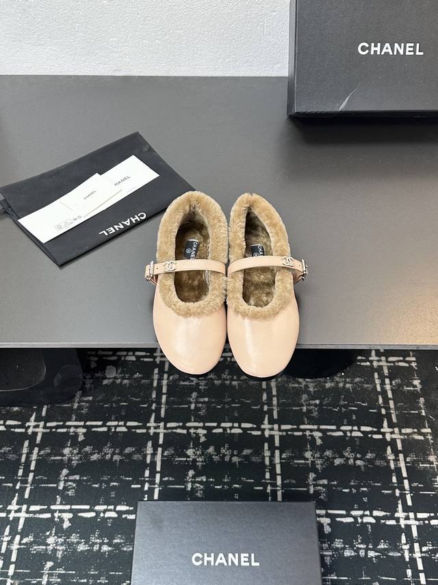 2025小香豆豆毛鞋，本季秋冬季必备单品！！ 香奈儿秋冬重工爆款短靴 小红书力推款，怎么搭配都好看，时髦精必备，香奈儿女士钟爱简约又难以抗拒搭配展现与众不同的穿