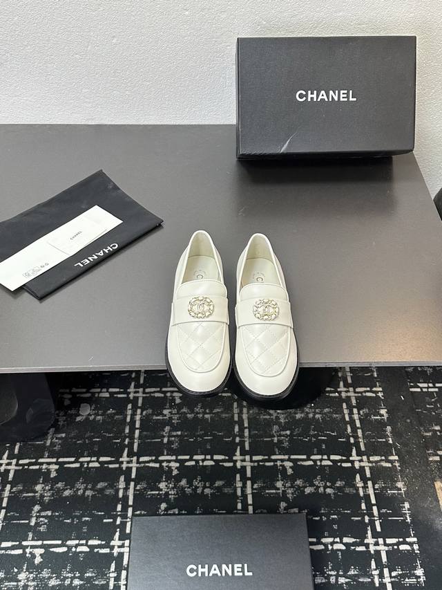 2025小香 本季秋冬季必备单品！！ 香奈儿秋冬重工爆款 小红书力推款，怎么搭配都好看，时髦精必备，香奈儿女士钟爱简约又难以抗拒系搭配展现与众不同的穿搭风格、自