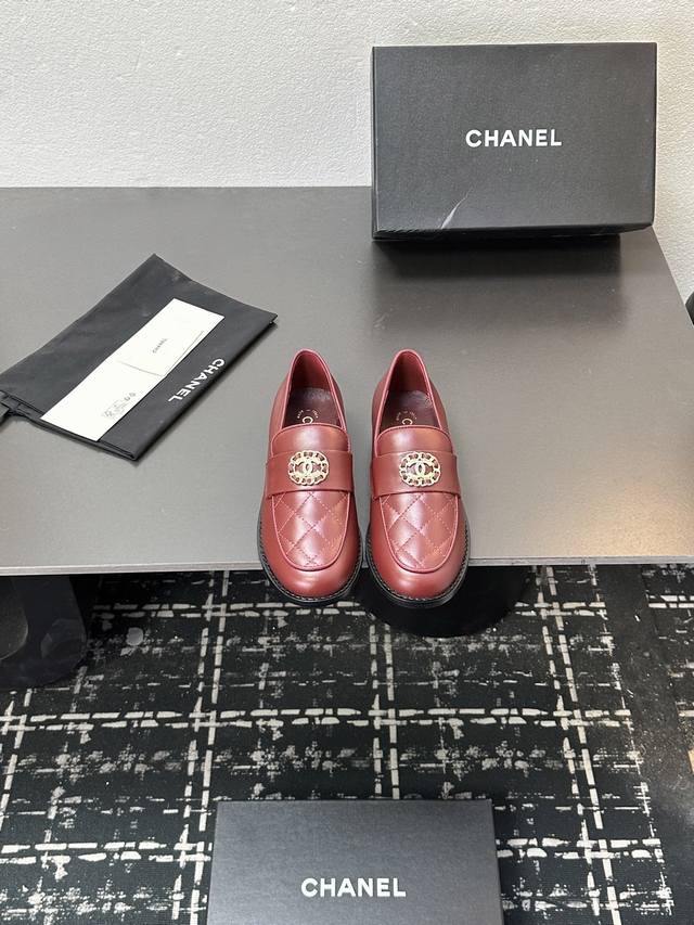 2025小香 本季秋冬季必备单品！！ 香奈儿秋冬重工爆款 小红书力推款，怎么搭配都好看，时髦精必备，香奈儿女士钟爱简约又难以抗拒系搭配展现与众不同的穿搭风格、自