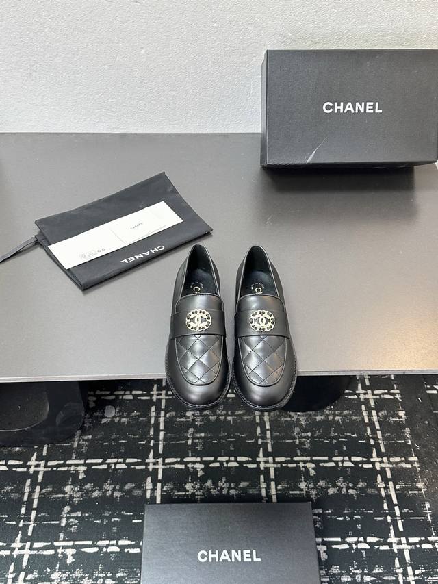 2025小香 本季秋冬季必备单品！！ 香奈儿秋冬重工爆款 小红书力推款，怎么搭配都好看，时髦精必备，香奈儿女士钟爱简约又难以抗拒系搭配展现与众不同的穿搭风格、自