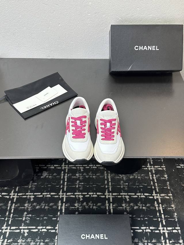 Chanel香奈儿熊猫鞋！2025专柜顶级休闲款运动鞋 这款经典设计；鞋面多种工艺电绣的风格；大底却时尚运动；不平凡的拥入了多种配色元素 多元化混搭非常好看百搭