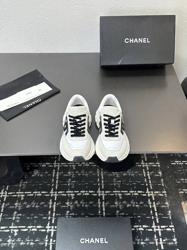 Chanel香奈儿熊猫鞋！2025专柜顶级休闲款运动鞋 这款经典设计；鞋面多种工艺电绣的风格；大底却时尚运动；不平凡的拥入了多种配色元素 多元化混搭非常好看百搭