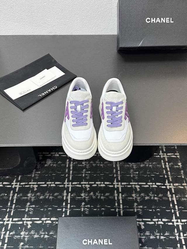 Chanel香奈儿熊猫鞋！2025专柜顶级休闲款运动鞋 这款经典设计；鞋面多种工艺电绣的风格；大底却时尚运动；不平凡的拥入了多种配色元素 多元化混搭非常好看百搭