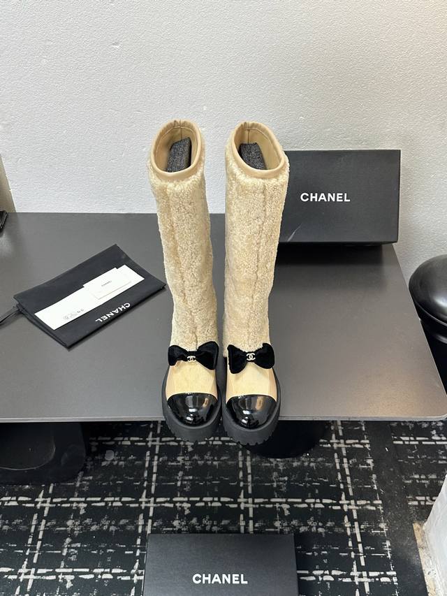 小香 本季秋冬季必备单品！！ 香奈儿秋冬重工爆款羊毛短靴 小红书力推款，怎么搭配都好看，时髦精必备，香奈儿女士钟爱简约又难以抗拒系搭配展现与众不同的穿搭风格、自