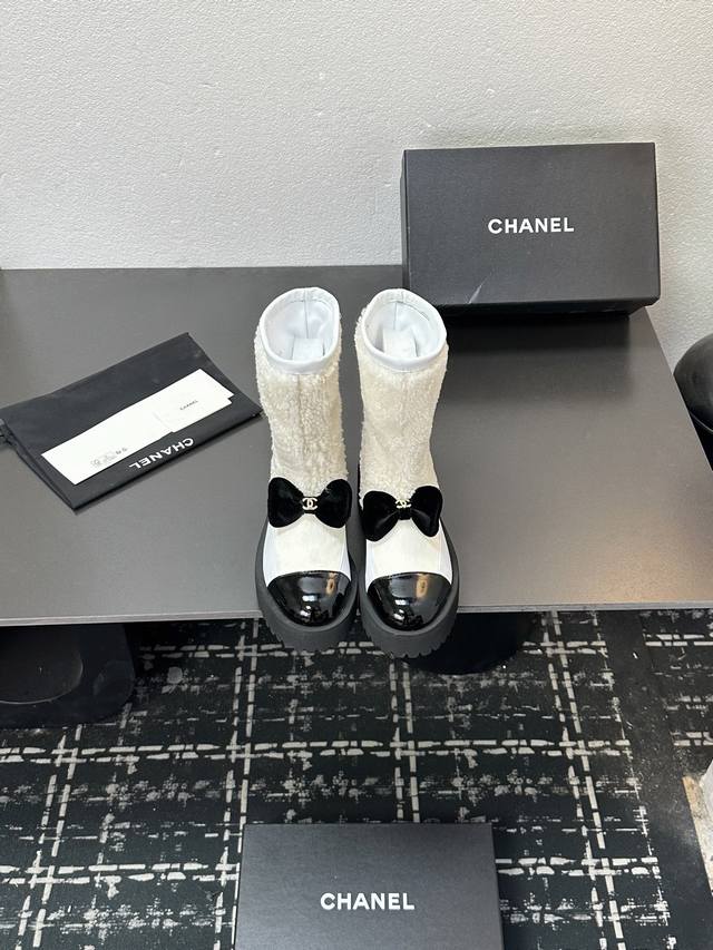 小香 本季秋冬季必备单品！！ 香奈儿秋冬重工爆款羊毛短靴 小红书力推款，怎么搭配都好看，时髦精必备，香奈儿女士钟爱简约又难以抗拒系搭配展现与众不同的穿搭风格、自