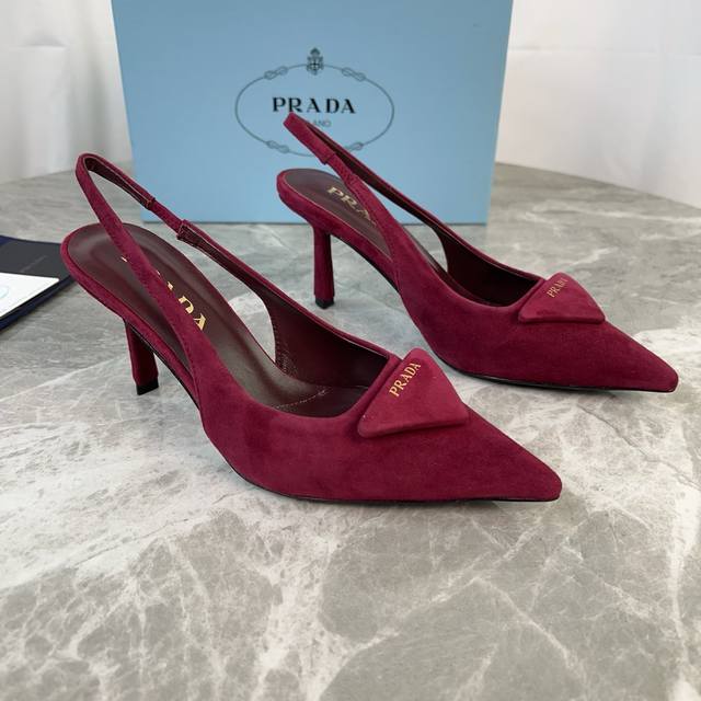 P家最新款 面：进口羊猄 里：超软羊皮里+垫脚 跟：7.5厘米包皮鞋跟 底：原版真皮大底 原版包装 Size:34-41 34、40、41定制