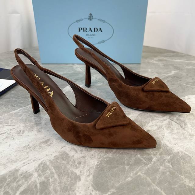 P家最新款 面：进口羊猄 里：超软羊皮里+垫脚 跟：7.5厘米包皮鞋跟 底：原版真皮大底 原版包装 Size:34-41 34、40、41定制