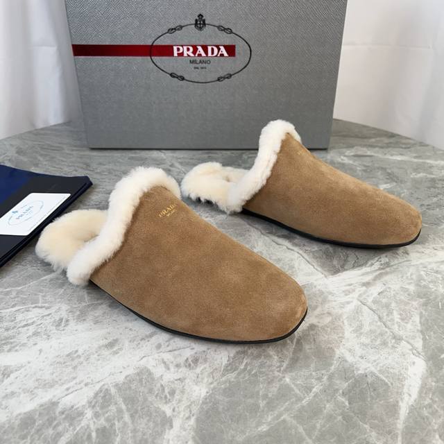 P家最新款 面：进口开边珠、高丝光牛反绒 里：全真羊毛 垫：全真羊毛 底：原版工艺橡胶大底 Size :35-41