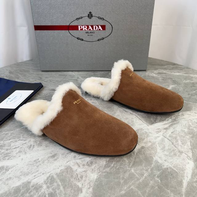 P家最新款 面：进口开边珠、高丝光牛反绒 里：全真羊毛 垫：全真羊毛 底：原版工艺橡胶大底 Size :35-41