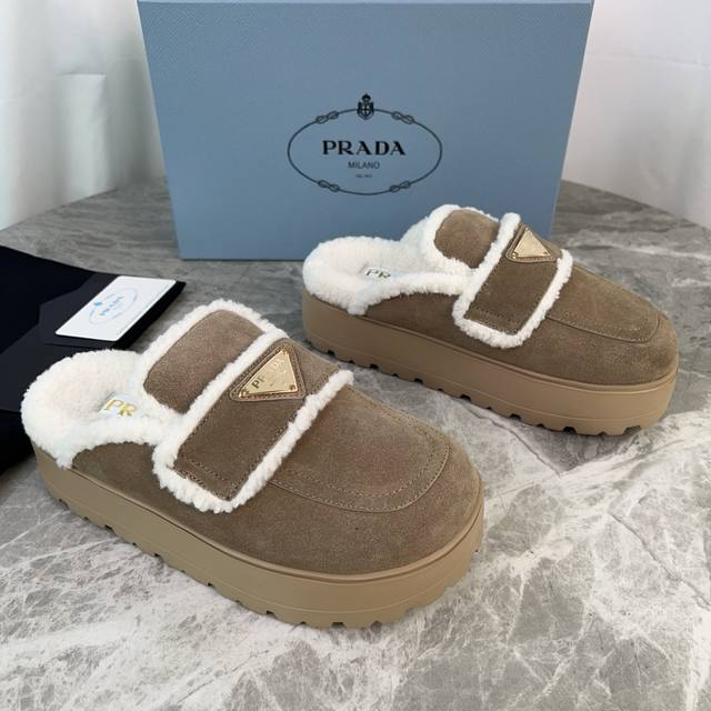P家最新款毛拖 面：进口高丝光牛反绒 里：进口羊羔毛 垫：羊羔毛 底：超轻橡胶发泡大底 厚6Cm 标志性三角标，原版包装 Size ：35-41 40、41定制