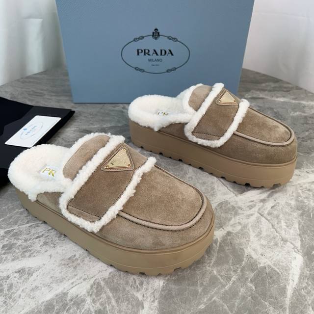 P家最新款毛拖 面：进口高丝光牛反绒 里：进口羊羔毛 垫：羊羔毛 底：超轻橡胶发泡大底 厚6Cm 标志性三角标，原版包装 Size ：35-41 40、41定制
