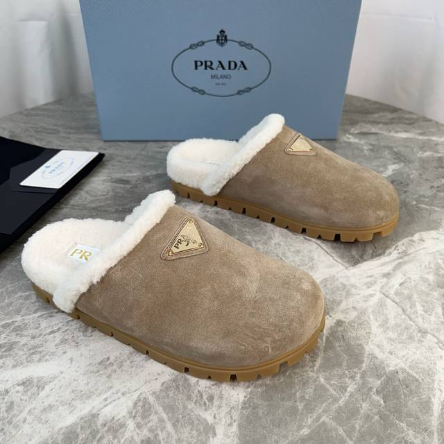 P家最新款毛拖 面：进口高丝光牛反绒 里：进口羊羔毛 垫：羊羔毛 底：原版开模防滑花纹大底 标志性三角标，原版包装 Size ：35-41 40、41定制