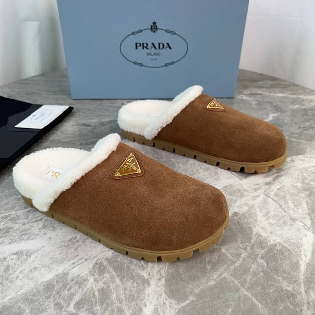 P家最新款毛拖 面：进口高丝光牛反绒 里：进口羊羔毛 垫：羊羔毛 底：原版开模防滑花纹大底 标志性三角标，原版包装 Size ：35-41 40、41定制