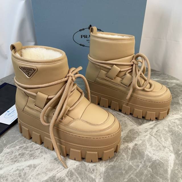 P家最新款，顶级版本。 面：进口超软牛皮、高丝光牛反绒 里：皮毛一体纯真羊毛 垫：纯羊毛 底：防滑花纹橡胶底 厚4.5Cm 标志性三角标，原版包装 Size:3