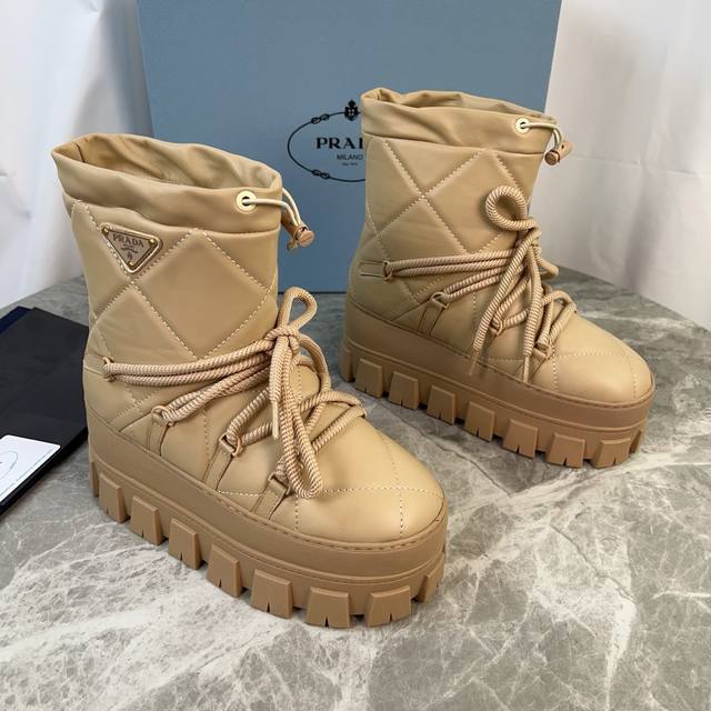 P家最新款，顶级版本。 面：进口超软牛皮、高丝光牛反绒 里：皮毛一体纯真羊毛 垫：纯羊毛 底：防滑花纹橡胶底 厚4.5Cm 标志性三角标，原版包装 Size:3